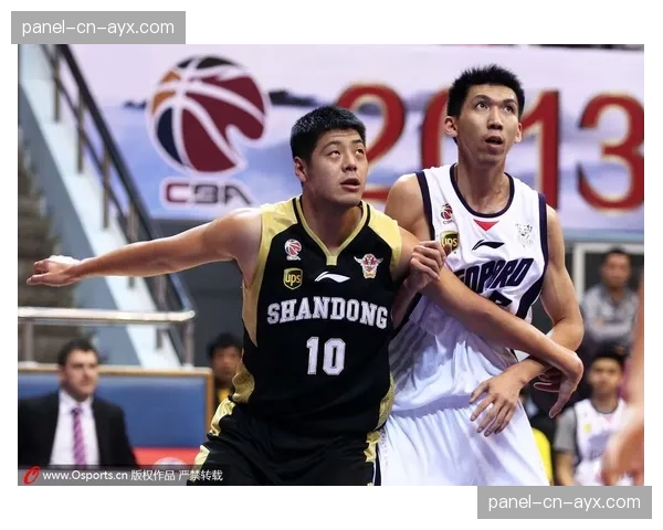 “终场哨响，深圳马可波罗老将顾全与对手拥抱，疑似完成生涯最后一战”