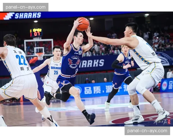 “上海久事男篮抵达沈阳备战季后赛，全员健康无伤病困扰”